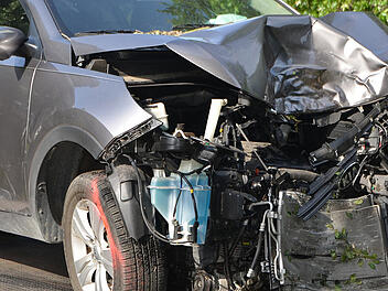 84-Jährige kracht in Garage und verschiebt diese Mit Totalschaden und mittelschweren Verletzungen endete ein Frontalzusammenstoß auf der B286 in Unterfranken. Ein 29-Jähriger war in den Gegenverkehr gefahren. Symbolfoto: gdbaker/pixabay.com