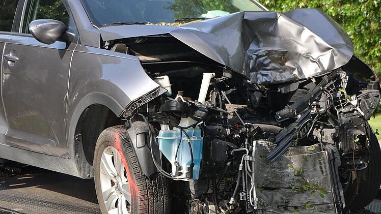 Mit Totalschaden und mittelschweren Verletzungen endete ein Frontalzusammensto&szlig; auf der B286 in Unterfranken. Ein 29-J&auml;hriger war in den Gegenverkehr gefahren. Symbolfoto: gdbaker/pixabay.com