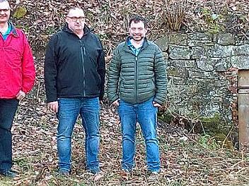 Alfred Klinger, Gerd Köhlmann und Andreas Buckreus auf der angelegten Fläche, die Streuobstwiese werden soll. Foto: privat