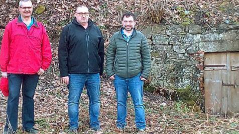Alfred Klinger, Gerd Köhlmann und Andreas Buckreus auf der angelegten Fläche, die Streuobstwiese werden soll. Foto: privat