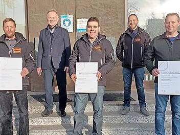 Der Firmenverbund Zimmerei Stenglein und Eber-Bedachungen hat treue Mitarbeiter geehrt. Unser Bild zeigt (von links) Dachdeckermeister Björn Gehring (zehn Jahre), Günther Stenglein, Zimmerer Matthias Arndt (30), Andreas Stenglein und Zimmerermeister Michael Fiedler (zehn).