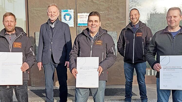 Der Firmenverbund Zimmerei Stenglein und Eber-Bedachungen hat treue Mitarbeiter geehrt. Unser Bild zeigt (von links) Dachdeckermeister Björn Gehring (zehn Jahre), Günther Stenglein, Zimmerer Matthias Arndt (30), Andreas Stenglein und Zimmerermeister Michael Fiedler (zehn).