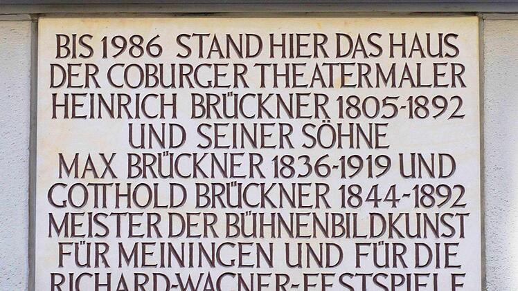 Diese Gedenktafel in der Ketschengasse erinnert an das Haus des Coburger Theatermalers Heinrich Brückner und seiner Söhne Max und Gotthold.Foto: Jochen Berger