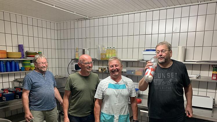 Das&#160;&#160;Küchenteam  Winfried Gessner (von links), Walter Saal, Peter Göbel und Ewald Gessner versorgte Kinder und Erwachsene. Foto: Bettina Seufert