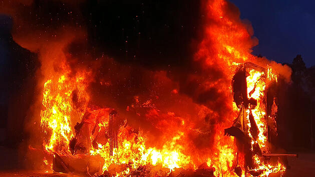 Ein Lkw-Aufleger brennt an der A3 lichterloh