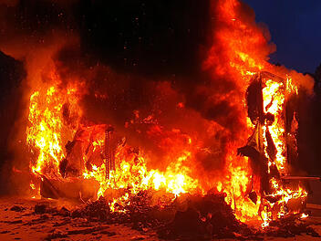 Ein Lkw-Aufleger brennt an der A3 lichterloh