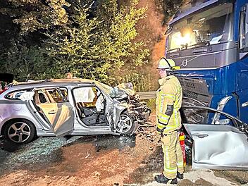 Der Autofahrer wurde in seinem Wagen eingeklemmt. Feuerwehr Lichtenfels