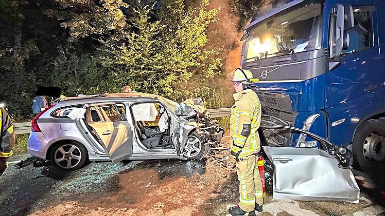 Der Autofahrer wurde in seinem Wagen eingeklemmt. Feuerwehr Lichtenfels