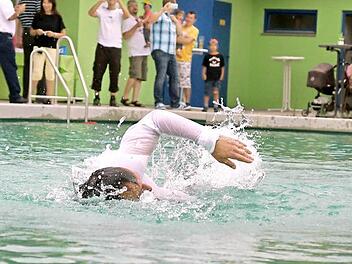 Bürgermeister Thomas Hack zieht in Hemd und Hose seine erste Bahn im Schwimmbecken. Fotos: Arkadius Guzy