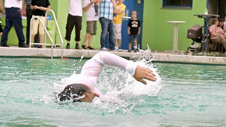 Bürgermeister Thomas Hack zieht in Hemd und Hose seine erste Bahn im Schwimmbecken. Fotos: Arkadius Guzy