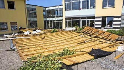Das heruntergefallene Dach am Sonderpädagogischen Förderzentrum