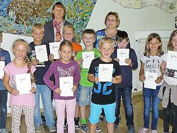 Unser Bild zeigt die erfolgreichen Sportler zusammen mit (hinten von links) Rektorin Ursula Schröppel und Heidrun Ramming. Foto: Klaus-Peter Wulf