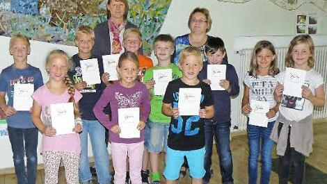 Unser Bild zeigt die erfolgreichen Sportler zusammen mit (hinten von links) Rektorin Ursula Schröppel und Heidrun Ramming. Foto: Klaus-Peter Wulf