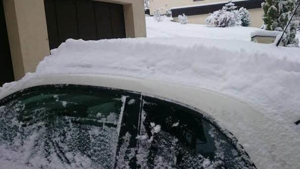 Neun Zentimeter Schnee auf dem Autodach - fast schon wie im tiefsten Winter. Gesehen in Lauenhain. Foto: Christian Conrad