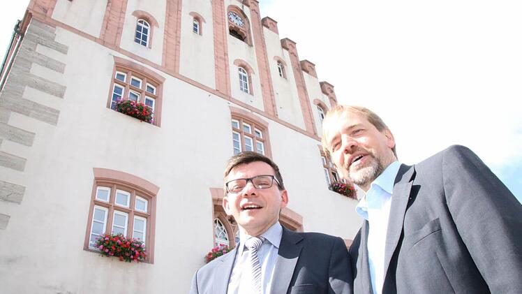Der Hammelburger Bürgermeister Armin Warmuth (von links) und Stadtbaumeister Detlef Mohr planen derzeit noch an den Details für den barrierefreien Umbau und die energetische Sanierung des Rathauses. Die Fassade soll dabei unverändert bleiben. Foto: Ralf Ruppert
