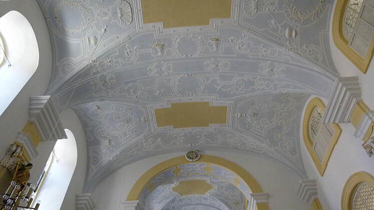 Blick auf das imposante Deckengewölbe