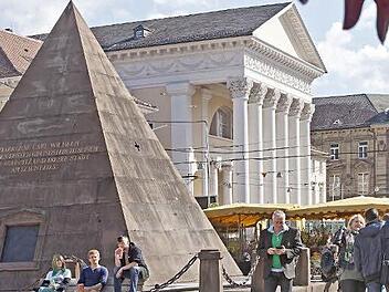 Das Wahrzeichen Karlsruhes ist ägyptisch geprägt: Die rund sieben Meter hohe Pyramide aus rotem Sandstein steht auf dem Marktplatz.
