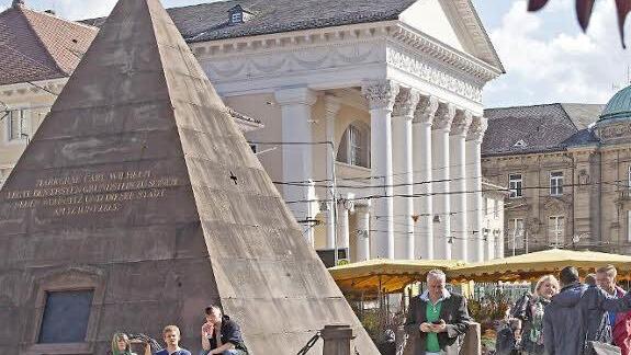 Das Wahrzeichen Karlsruhes ist ägyptisch geprägt: Die rund sieben Meter hohe Pyramide aus rotem Sandstein steht auf dem Marktplatz.