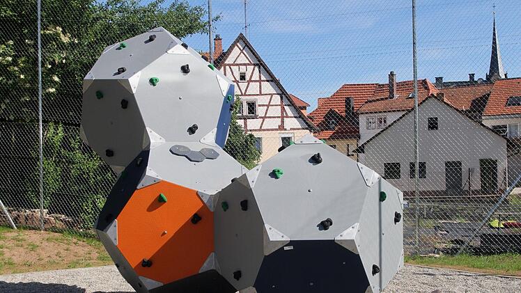 Statt Kletterwand gibt es einen "Kletterwürfel", an dem jeder seine besonderen Fähigkeiten beweisen kann. Fotos: Günther Geiling