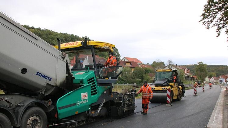 Die Bundesstraße durch Arnshausen wurde gestern asphaltiert, kommende Woche folgt die Verschleißschicht. Foto: Ralf Ruppert