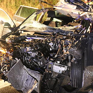 Unfall auf der A6: Auto kracht in Lkw-Heck