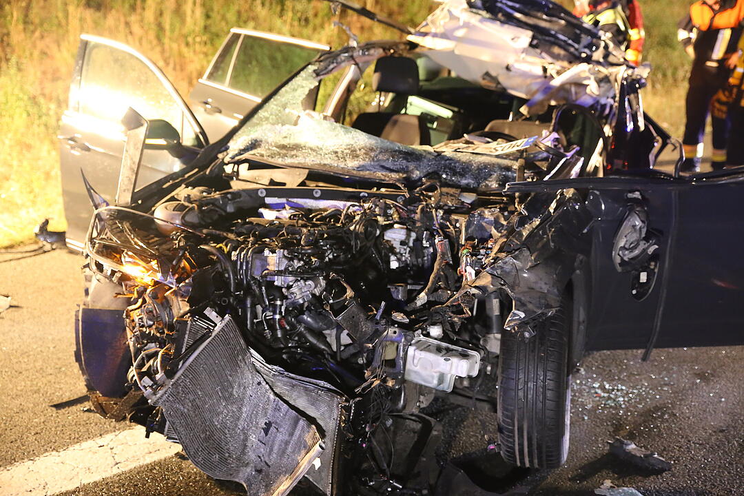 Unfall auf der A6: Auto kracht in Lkw-Heck