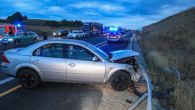 Kettenreaktion: Auf der A3 bei Geiselwind kam es am Mittwoch zu einem Unfall mit mehreren  Autos. Foto: NEWS5 / Merzbach