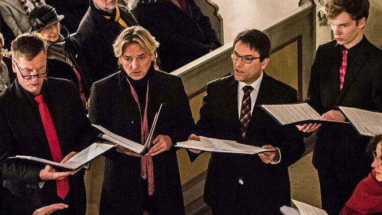 Stimmungsvoll: Ein Projektchor mit Sängern aus der Region Coburg, aus Thüringen, Sachsen und Sachsen-Anhalt gestaltete ein Konzert in Niederfüllbach.Foto: Jochen Berger