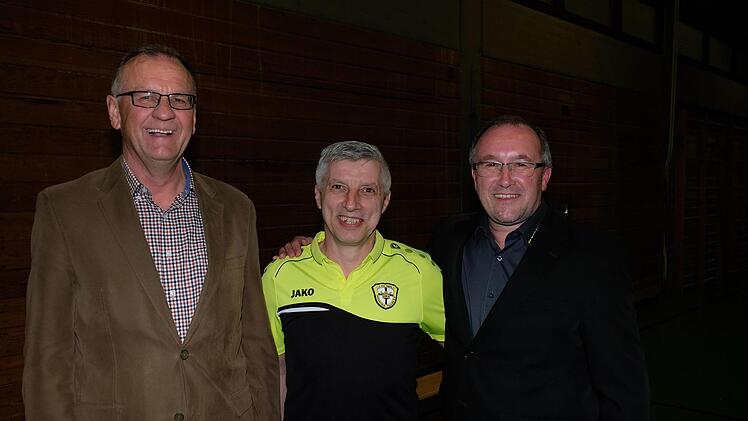 Der 1. FC 1924 Frankonia Thulba verlieh die Ehrenmitgliedschaft an Bernd Ließ (Mitte). Vereins-Ehrenamtsbeauftragter Walter Manger (links) und Vorsitzender Dietmar Werner gratulierten.