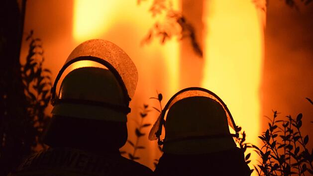 In Alsleben, einem Ortsteil von Trappstadt im Kreis Rh&ouml;n-Grabfeld musste die Feuerwehr mitten in der Nacht ausr&uuml;cken. Auf einem landwirtschaftlichen Anwesen stand eine Scheune in Flammen. Symbolfoto: Ronald Rinklef