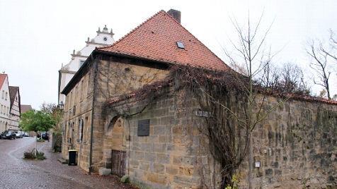Ob der ehemalige, umwucherte Biergarten "Zum Freigang" bald aus dem Dornr&ouml;schenschlaf erwacht, ist fraglich. Die Stadt Ebern h&auml;tte das gerne, wurde sich aber mit dem P&auml;chter noch nicht einig.