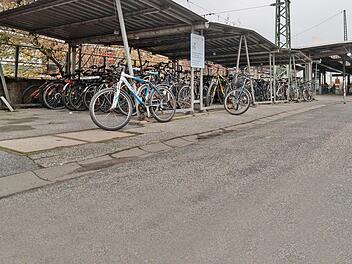 Nicht ansehnlich, aber trotzdem ordentlich. Die Zahl der Fahrradparkplätze am Lichtenfelser Bahnhof reicht für den Bedarf aktuell aus, könnte trotzdem etwas größer sein. Fotos: Tobias Kindermann