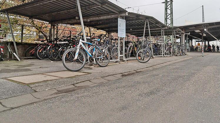 Nicht ansehnlich, aber trotzdem ordentlich. Die Zahl der Fahrradparkplätze am Lichtenfelser Bahnhof reicht für den Bedarf aktuell aus, könnte trotzdem etwas größer sein. Fotos: Tobias Kindermann