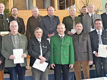 Ehrungen bei den Jägern für besondere Verdienste und langjährige Treue. Mit im Bild von links Landrat Klaus Löffler, Hegeleiter Johannes Haase, von rechts, Matthias Kohlmann (3. Vorsitzender BJV Kreisgruppe Kronach), Bürgermeister Thomas Löffler, Bernhard Schmitt, Vorsitzender BJV (4. von rechts), Eckhard Schneider, 2. Vorsitzender BJV Kreisgruppe Kronach (5. von rechts)  Foto: K.- H. Hofmann