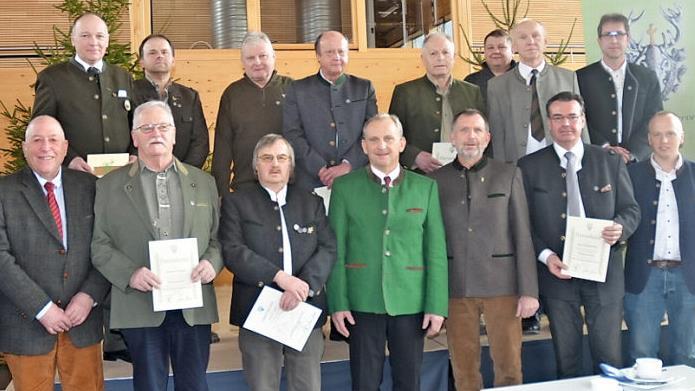 Ehrungen bei den Jägern für besondere Verdienste und langjährige Treue. Mit im Bild von links Landrat Klaus Löffler, Hegeleiter Johannes Haase, von rechts, Matthias Kohlmann (3. Vorsitzender BJV Kreisgruppe Kronach), Bürgermeister Thomas Löffler, Bernhard Schmitt, Vorsitzender BJV (4. von rechts), Eckhard Schneider, 2. Vorsitzender BJV Kreisgruppe Kronach (5. von rechts)  Foto: K.- H. Hofmann