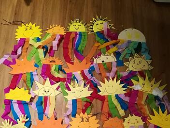 Wirmsthal hat heuer einen besonderen Maibaum. Kinder haben Sonnen gemalt, die daran aufgehängt wurden. Foto: Franziska Billmann