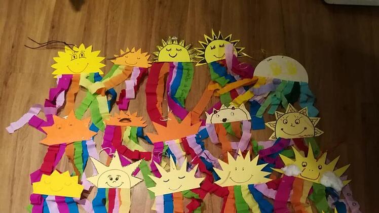 Wirmsthal hat heuer einen besonderen Maibaum. Kinder haben Sonnen gemalt, die daran aufgehängt wurden. Foto: Franziska Billmann