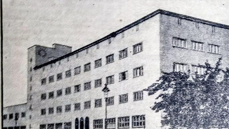 Einst und heute: Blick auf das von 1929 bis 1931 für die Post samt Telegrafen- und Fernsprechamt errichtete Gebäude. Diees Archiv-Foto unten zeigt das Gebäude vor der offiziellen Eröffnung am 24. August 1931. Foto:  Tageblatt-Archiv