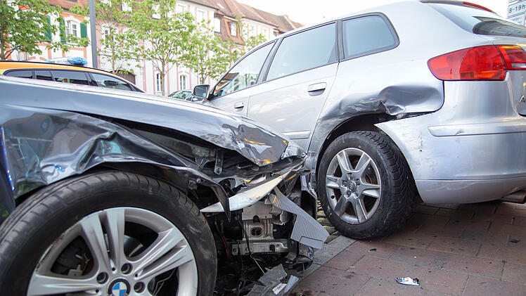 BMW prallt in parkende Autos