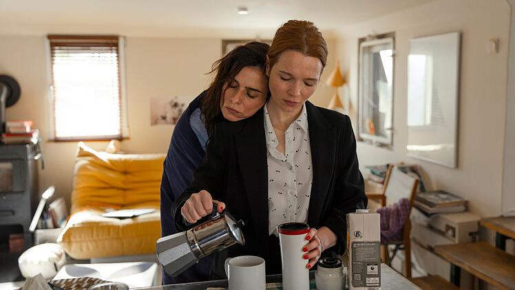 Vicky (Nora Tschirner, links) weiß, wie sie ihre beste Freundin Sonja (Karoline Herfurth) trösten kann.
