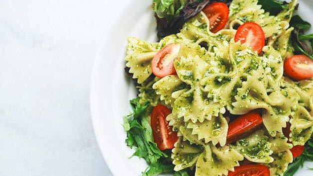 Nudelsalat_mit_Basilikumpesto-1.jpg