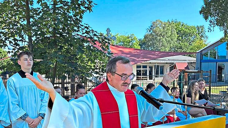 Pfarrer Walter Ries beim Gottesdienst.