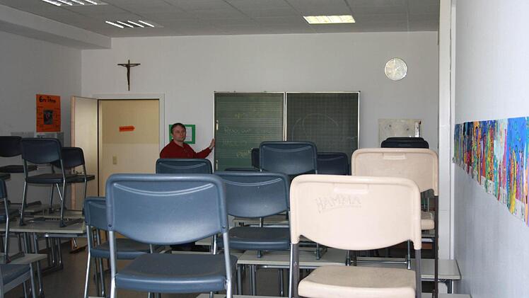 Viele Klassenzimmer sind sehr lang gezogen und haben nur an der Schmalseite Fenster. Trotzdem wirken die Räume hell und freundlich.