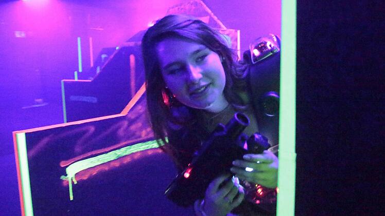 Sehen, aber möglichst nicht gesehen werden. Mit dieser Strategie versucht Michelle Mades (17) beim Lasertag zum Erfolg zu kommen. Simon (oben rechts) probiert es mit der Verfolgungsjagd und Sarah (unten links) geht vorsichtshalber in Deckung. Doch die Attacken kommen fast immer aus dem Hinterhalt (unten rechts). Foto: J. Hofbauer