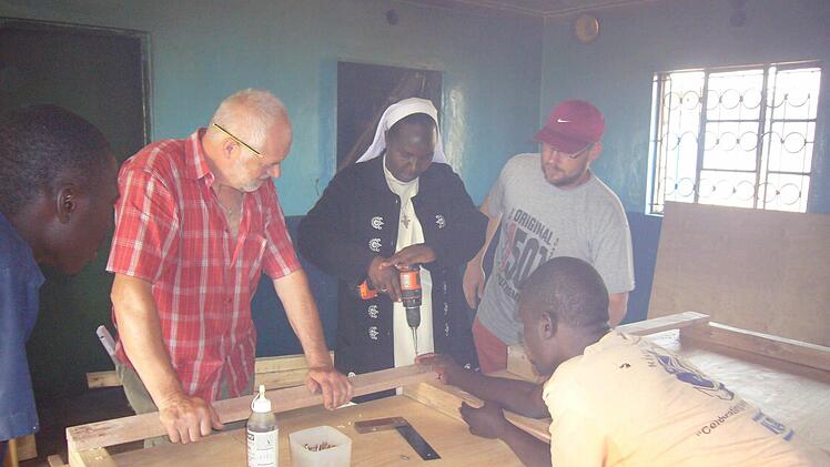 Auch Schwester Serafina war ganz fasziniert vom Akkuschrauber und wollte unbedingt ihr handwerkliches Geschick beweisen.