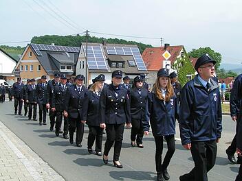 Der Jubelverein beim Zug durch den Ort  Fotos: Heidi Amon