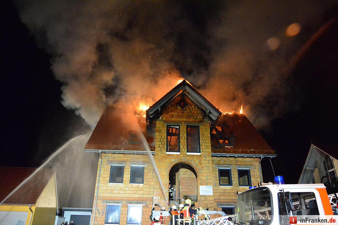 Neugebautes Wohnhaus steht nach Blitzeinschlag lichterloh in Flammen