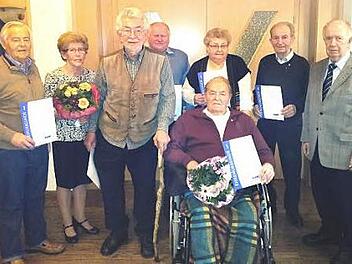 Die Jubilare (von links): Johann Stirnweis (25 Jahre), Christa Filpe, Horst Malinowski (50 Jahre), Alfons Derra (25 Jahre), Ida Dorsch (40 Jahre), Georg Kraus (25 Jahre), Günter Dütsch, Mitte sitzend: Arthur Braun (30 Jahre) Foto: p