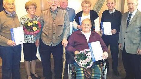 Die Jubilare (von links): Johann Stirnweis (25 Jahre), Christa Filpe, Horst Malinowski (50 Jahre), Alfons Derra (25 Jahre), Ida Dorsch (40 Jahre), Georg Kraus (25 Jahre), Günter Dütsch, Mitte sitzend: Arthur Braun (30 Jahre) Foto: p