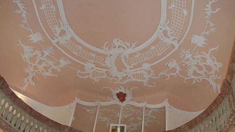 Die Stuckarbeiten wurden wohl 1770 angelegt, das Orgelgehäuse wird dem Bildhauer Johann Gabriel Räntz zugeschrieben.